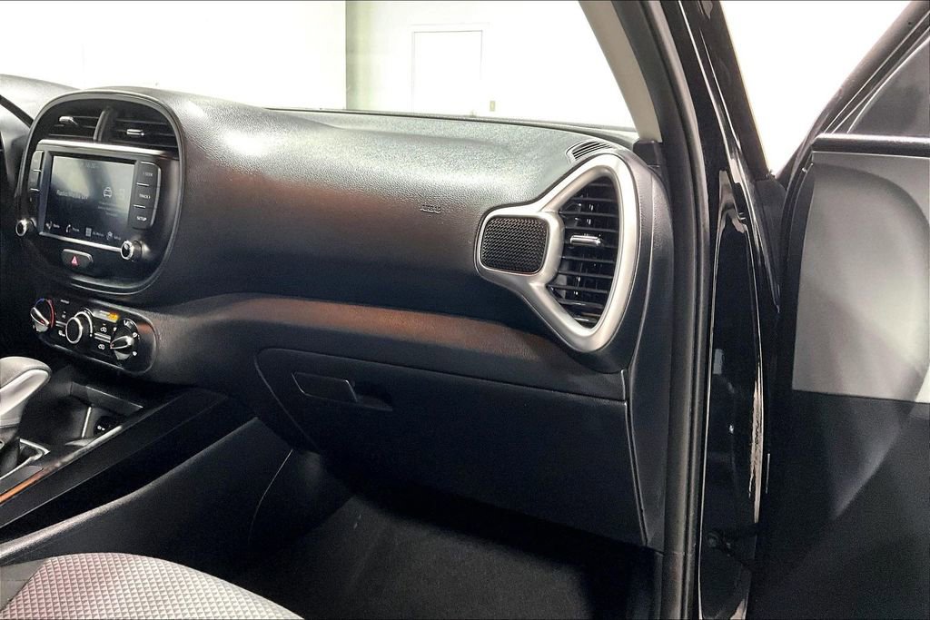 Used 2025 Kia Soul LX image 19