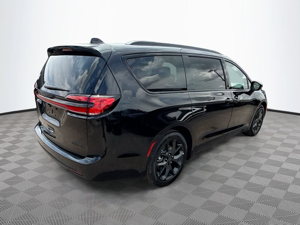 New 2027 Chrysler Pacifica Limited FWD image 5