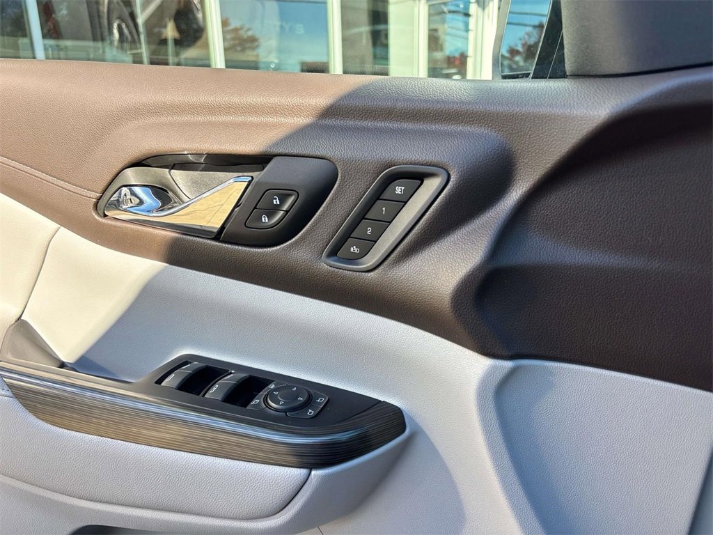 Used 2023 GMC Acadia SLT w/ Technology Package image 18