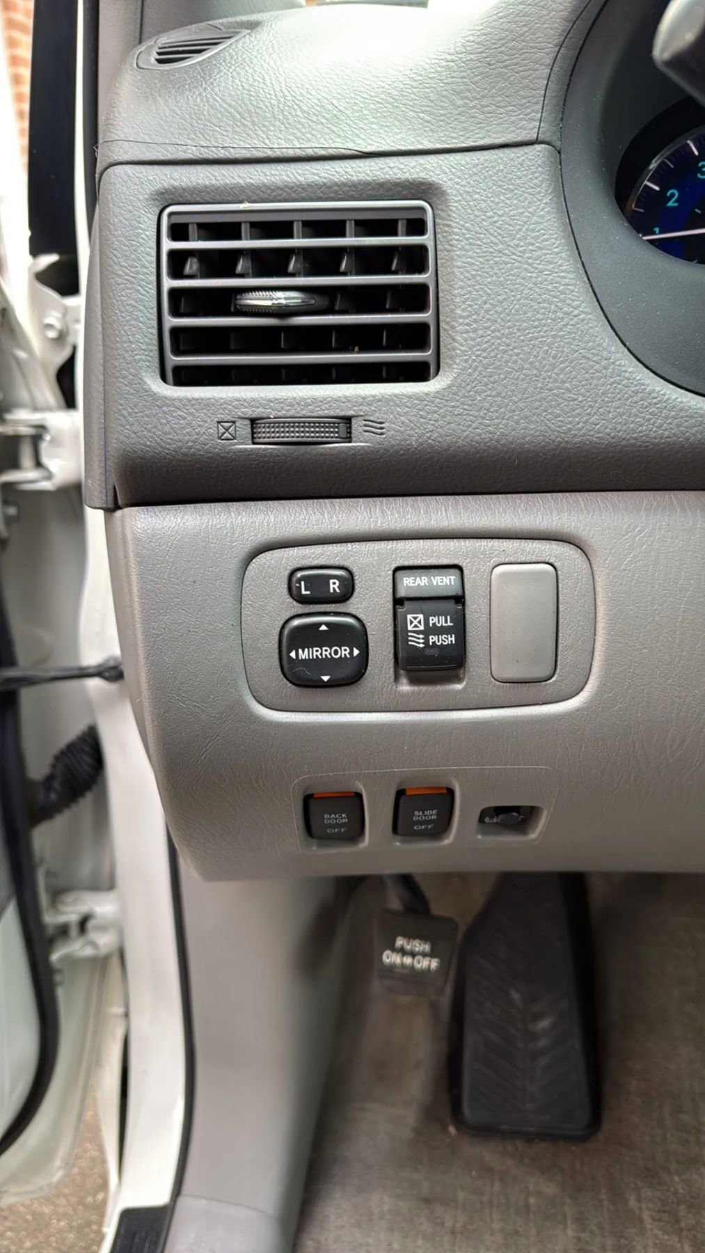 Used 2010 Toyota Sienna XLE FWD image 19