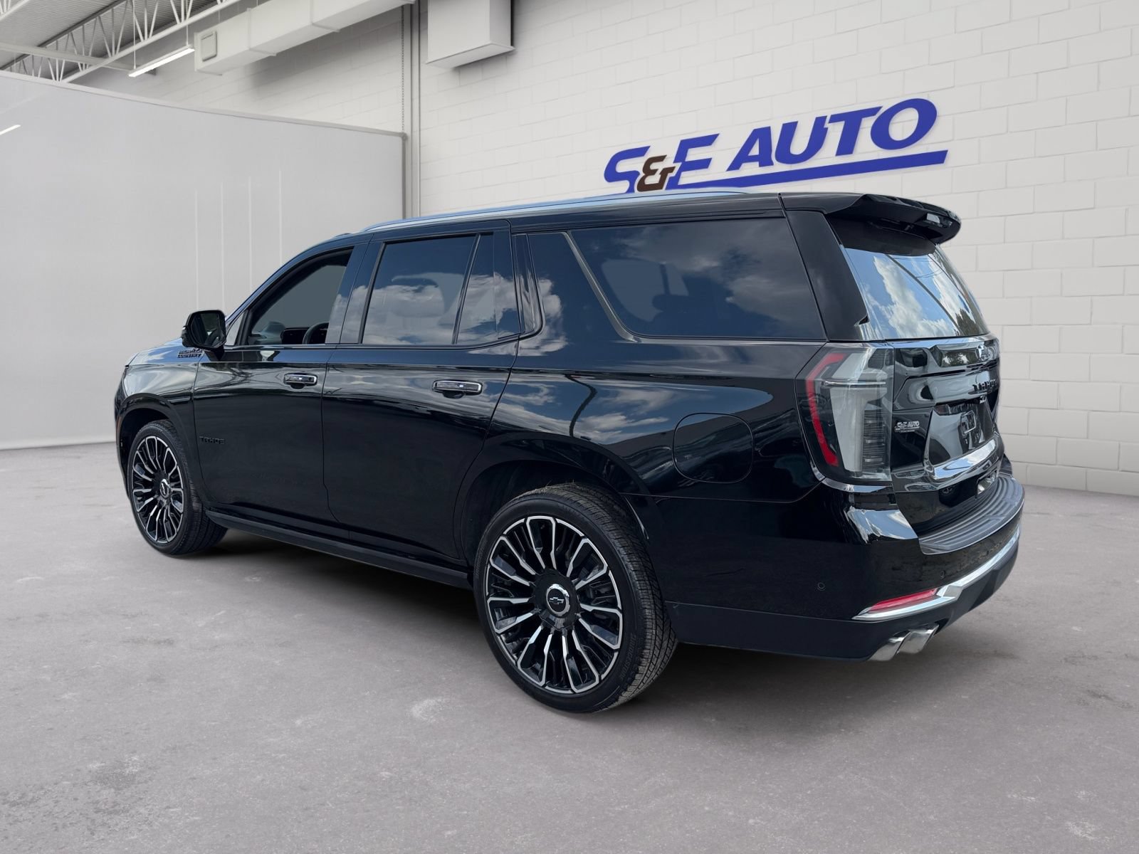 Used 2025 Chevrolet Tahoe High Country AWD/4WD image 3
