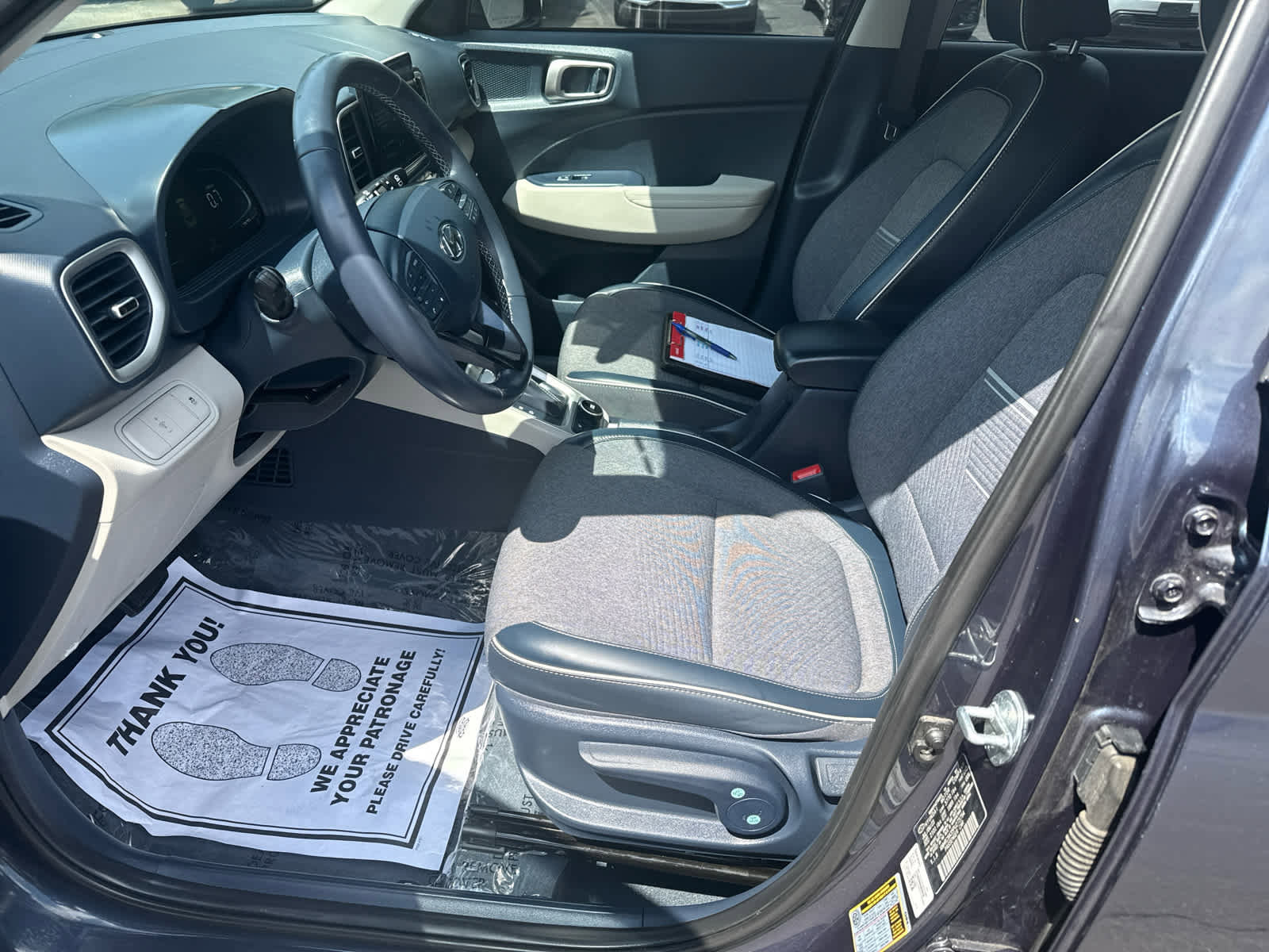 Used 2023 Hyundai Venue Limited image 11