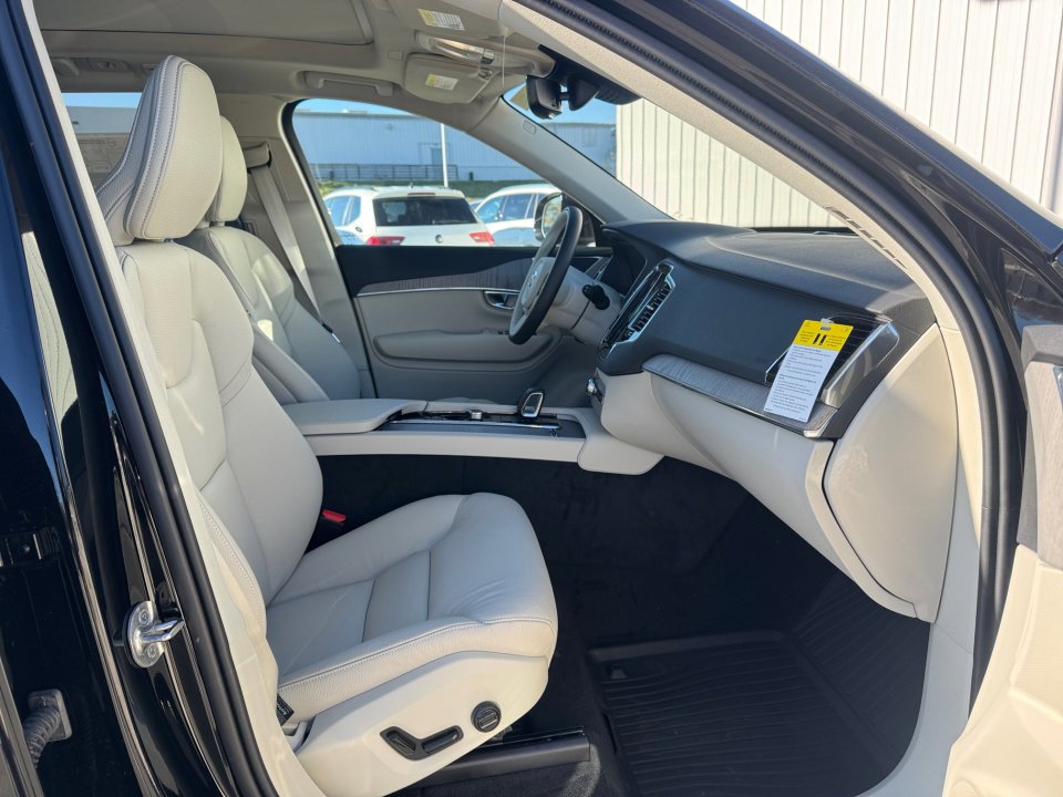 New 2025 Volvo XC90 T8 Plus w/ Protection Package Premier image 22