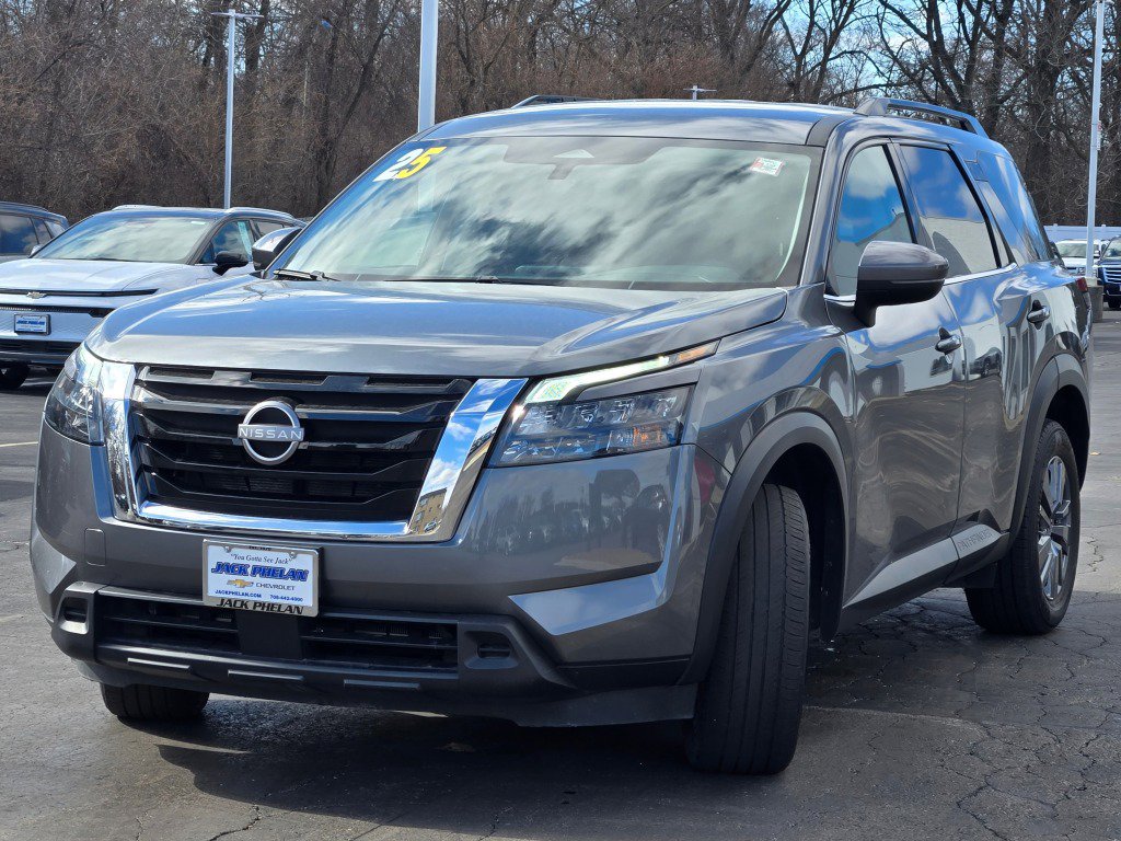 Used 2025 Nissan Pathfinder SV image 5