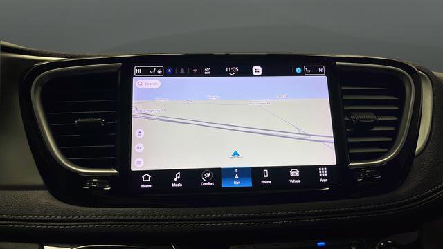 Used 2023 Chrysler Pacifica Limited w/ Uconnect Theater Family Group FWD image 15