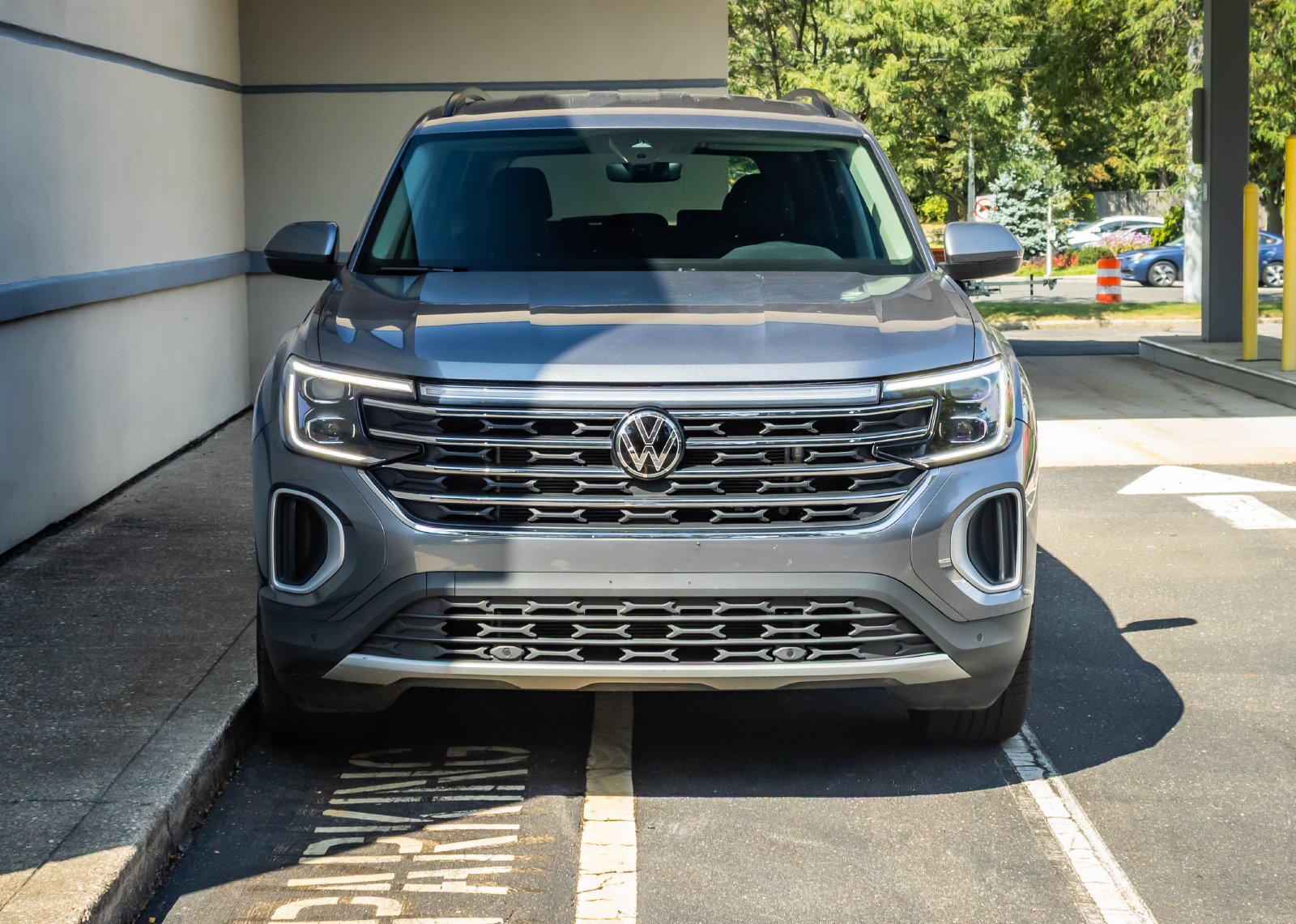 Used 2025 Volkswagen Atlas SE AWD/4WD image 2