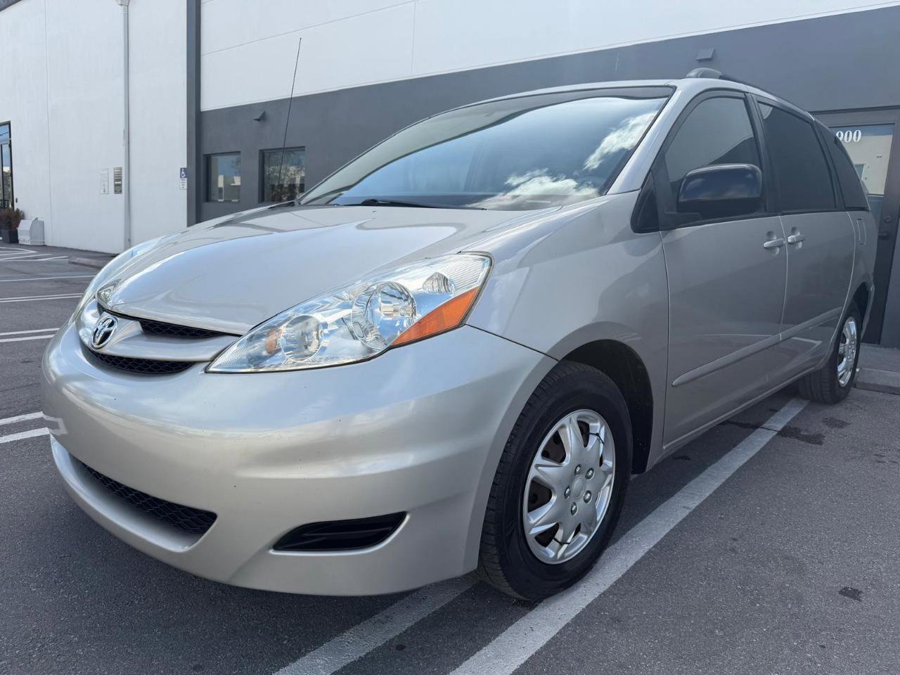 Used 2009 Toyota Sienna LE image 5