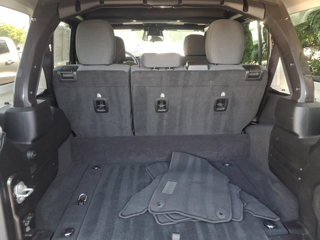 Used 2025 Jeep Wrangler Unlimited Sahara AWD/4WD image 16