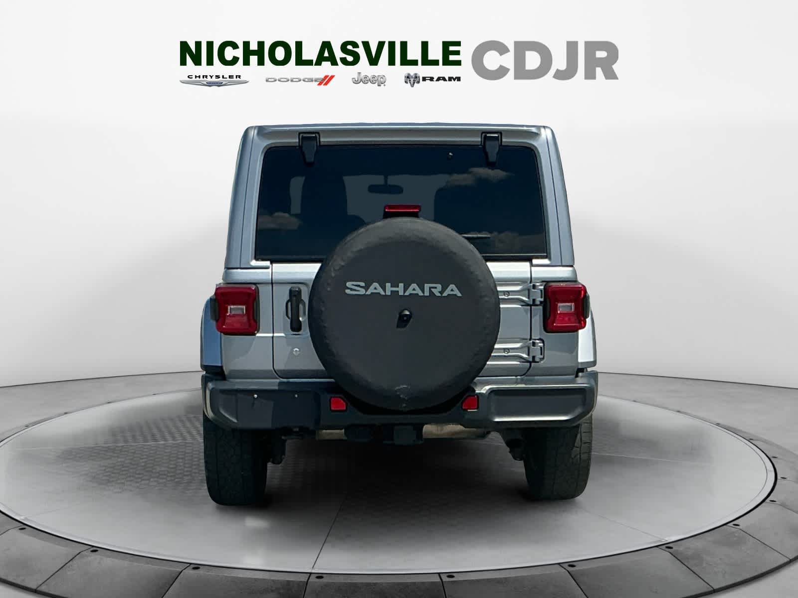 Used 2018 Jeep Wrangler Unlimited Sahara w/ LED Lighting Group AWD/4WD image 4