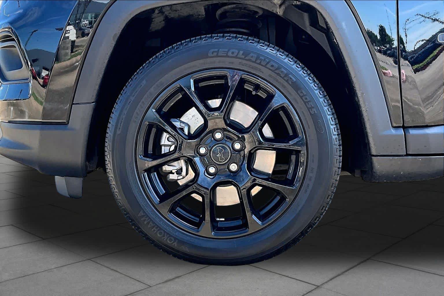 Used 2025 Jeep Compass Latitude w/ Altitude Special Edition AWD/4WD image 11