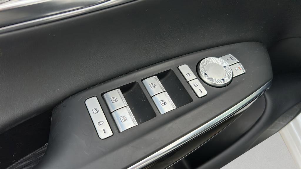 Used 2025 Genesis GV70 2.5T AWD/4WD image 12