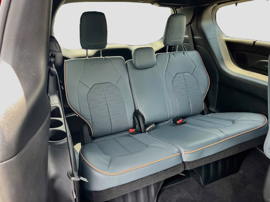 New 2027 Chrysler Pacifica Pinnacle w/ Theater Group FWD image 30