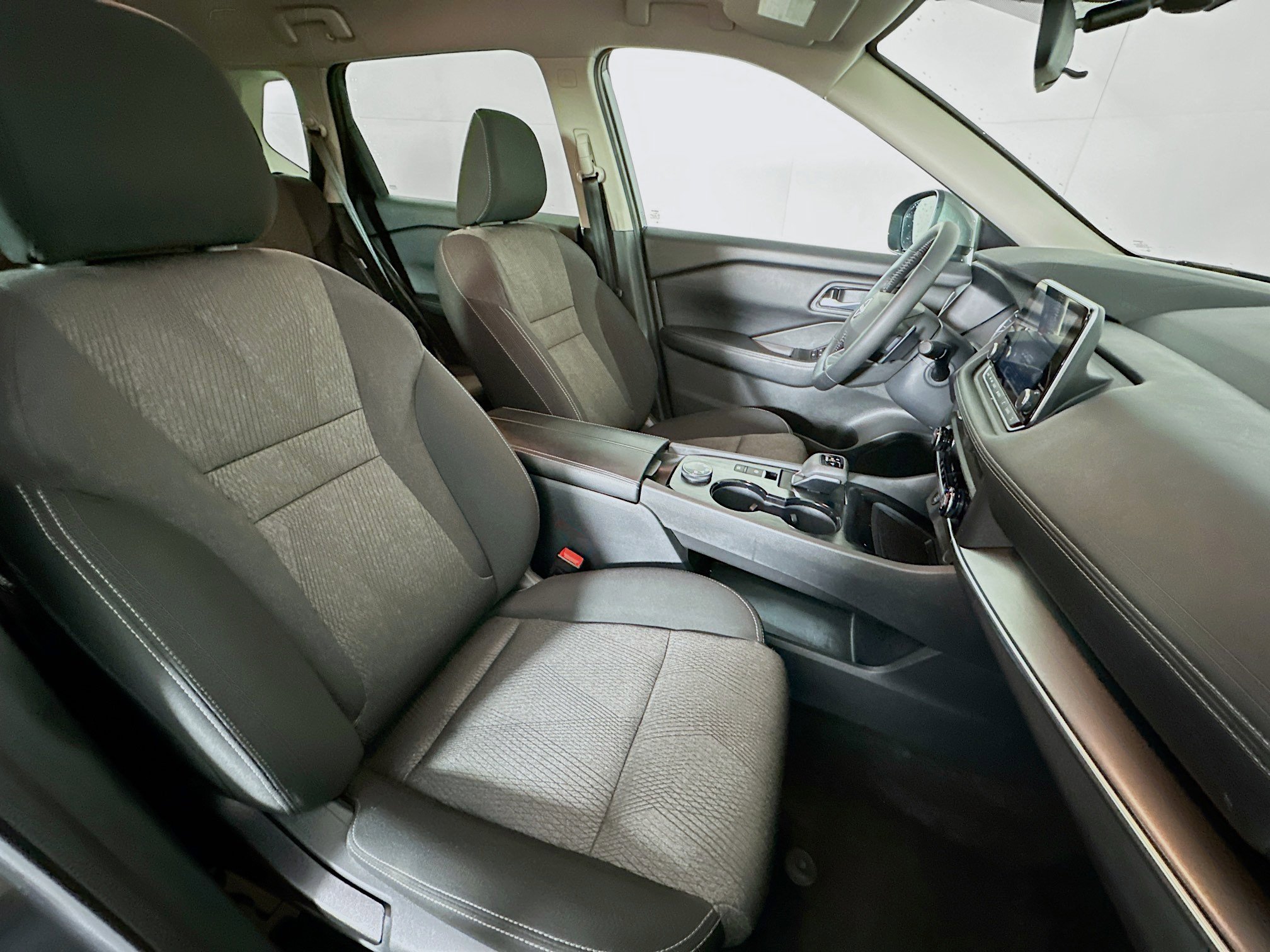 Used 2025 Nissan Rogue SV image 30