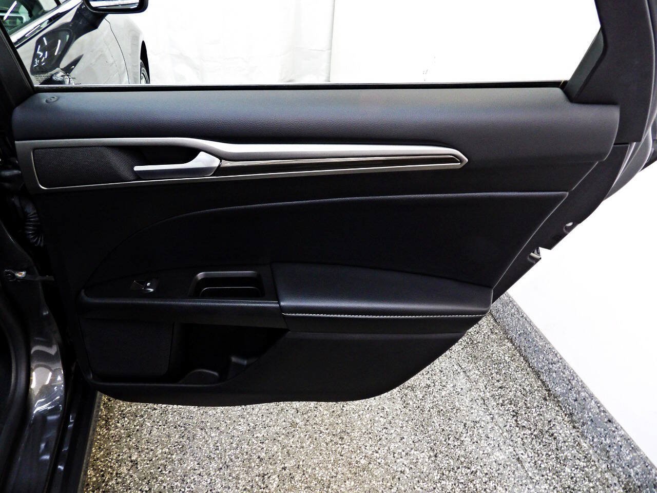 Used 2018 Ford Fusion Energi SE FWD image 12