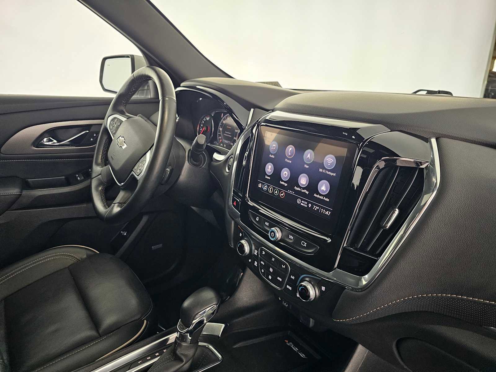 Used 2023 Chevrolet Traverse Premier image 11
