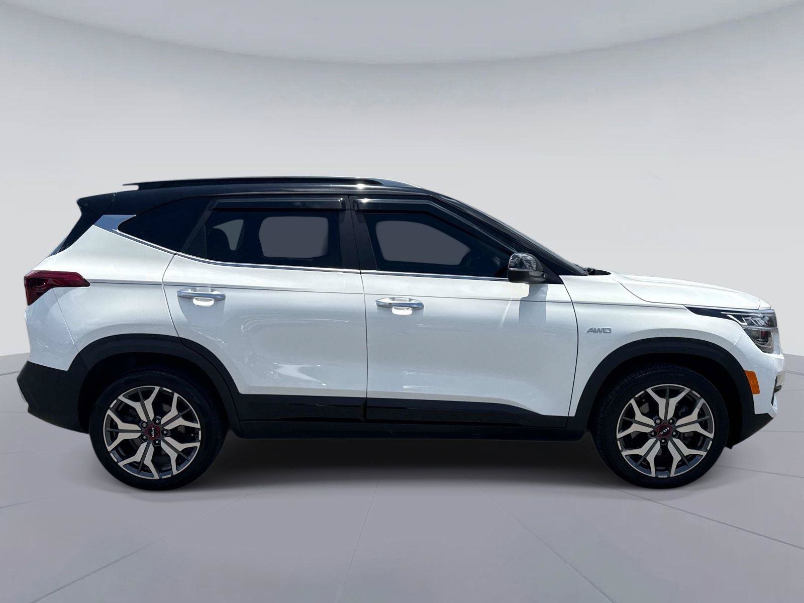 Used 2023 Kia Seltos SX AWD/4WD image 2