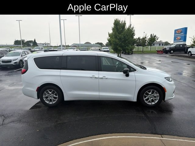 Used 2025 Chrysler Pacifica Select FWD image 2