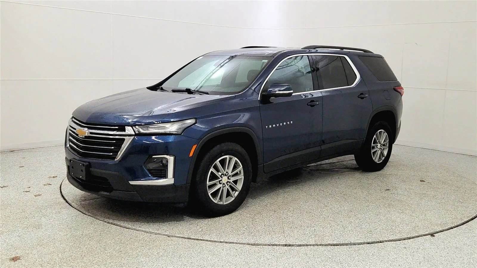 Used 2023 Chevrolet Traverse LT image 3