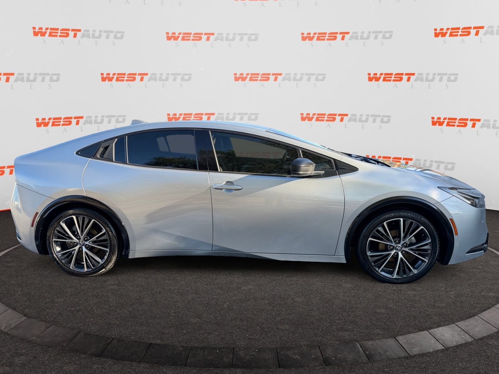Used 2023 Toyota Prius XLE FWD image 6