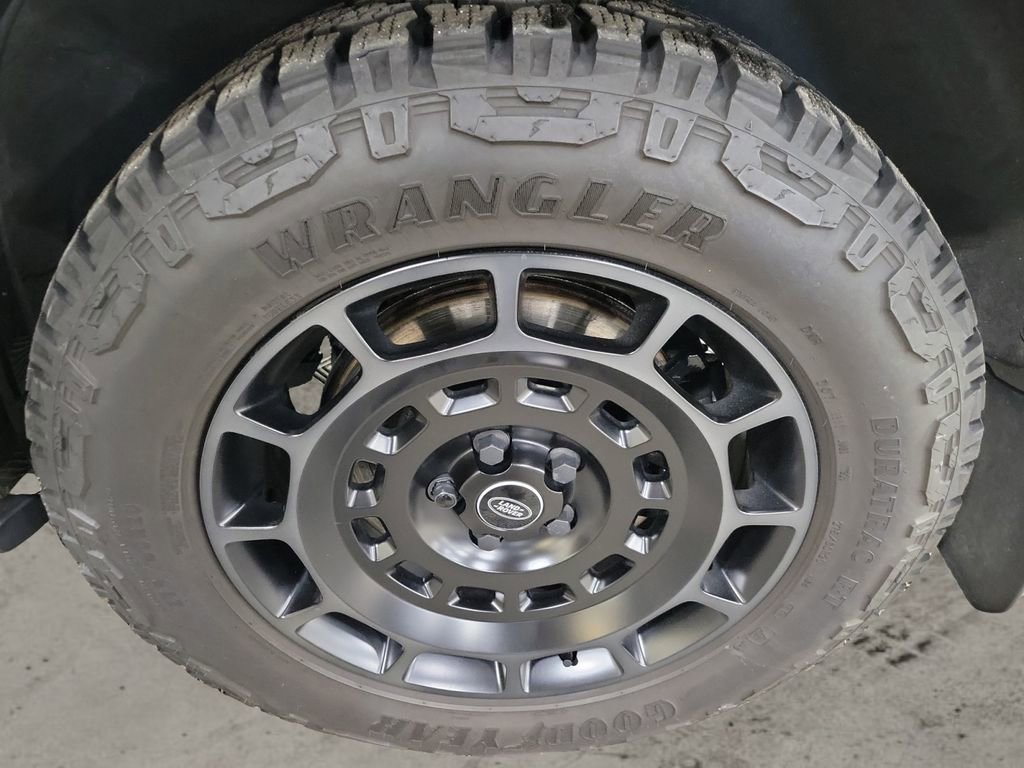 Used 2025 Land Rover Defender 110 image 10