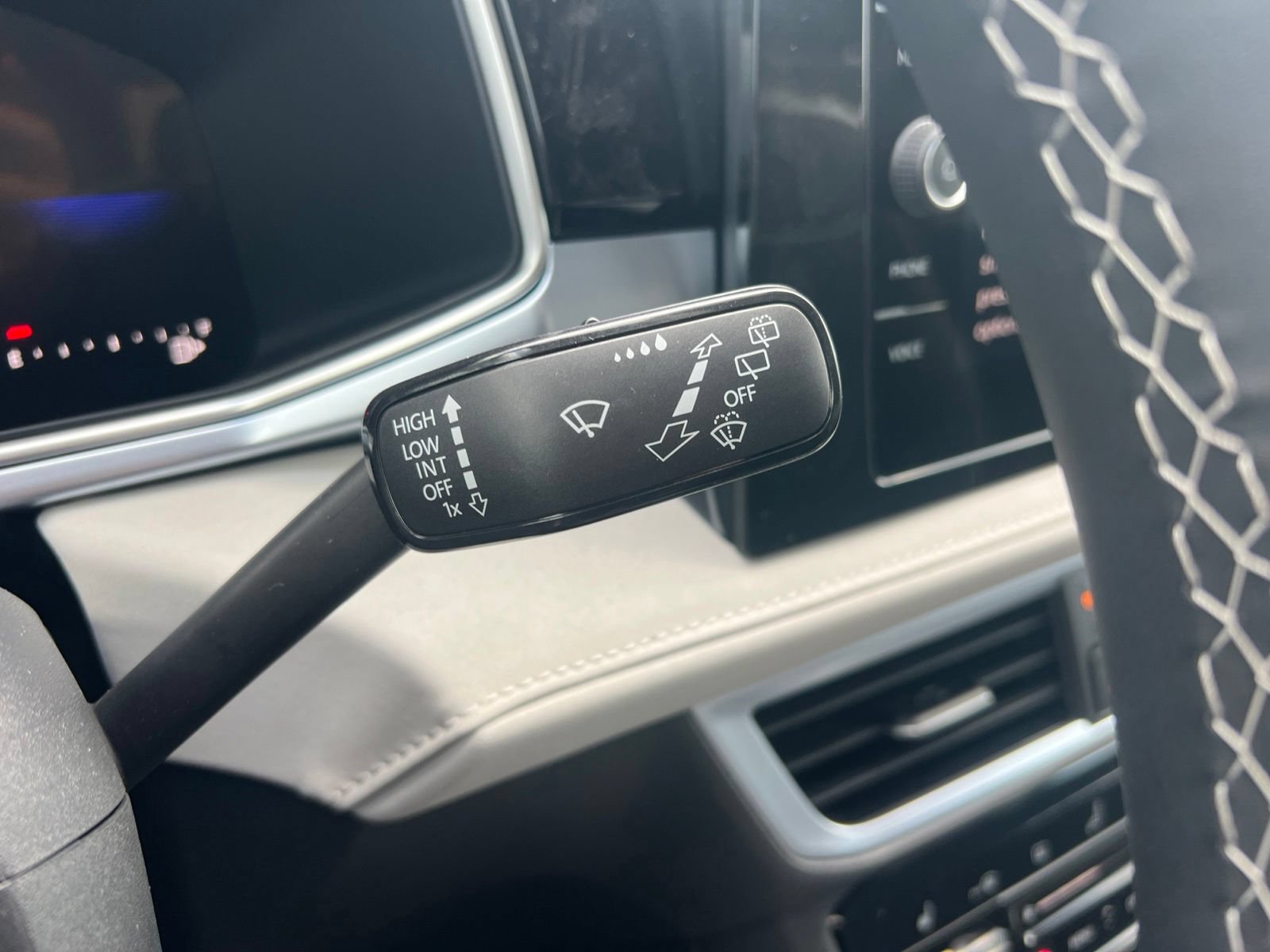 New 2026 Volkswagen Taos SE FWD image 19