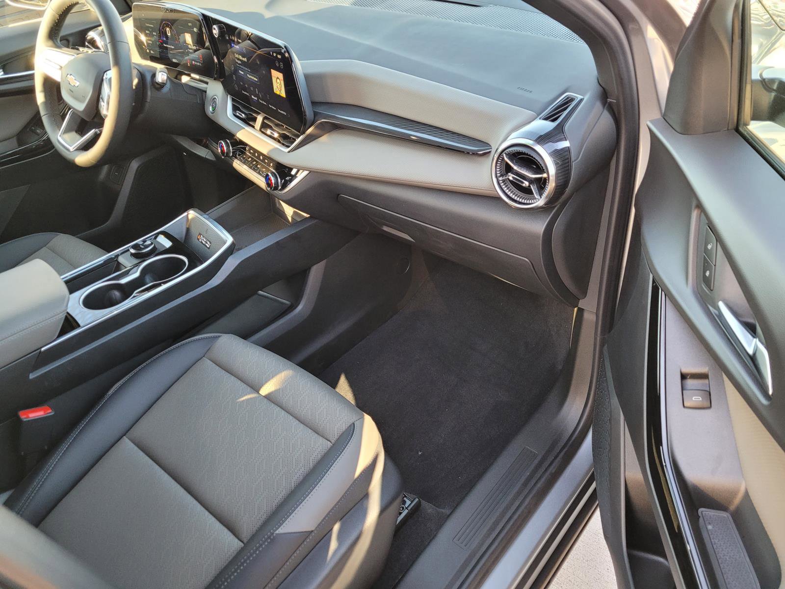 Used 2026 Chevrolet Equinox LT w/ Convenience Package II image 24