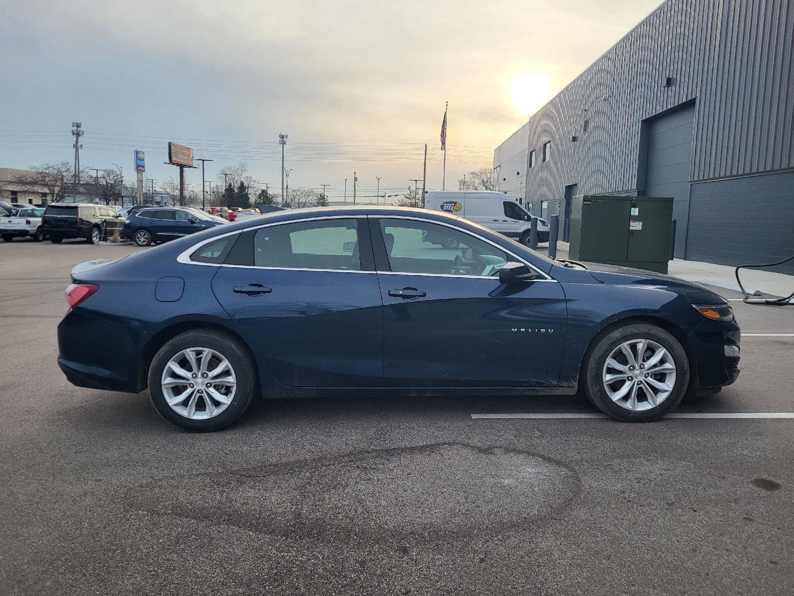 Used 2022 Chevrolet Malibu LT image 2
