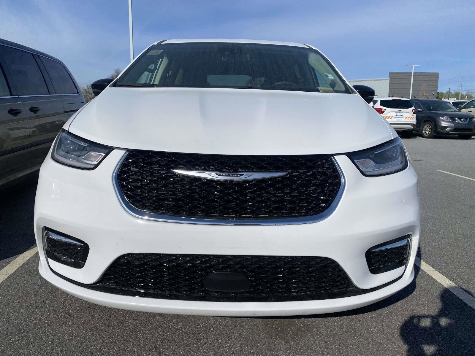 Used 2024 Chrysler Pacifica Touring-L image 2