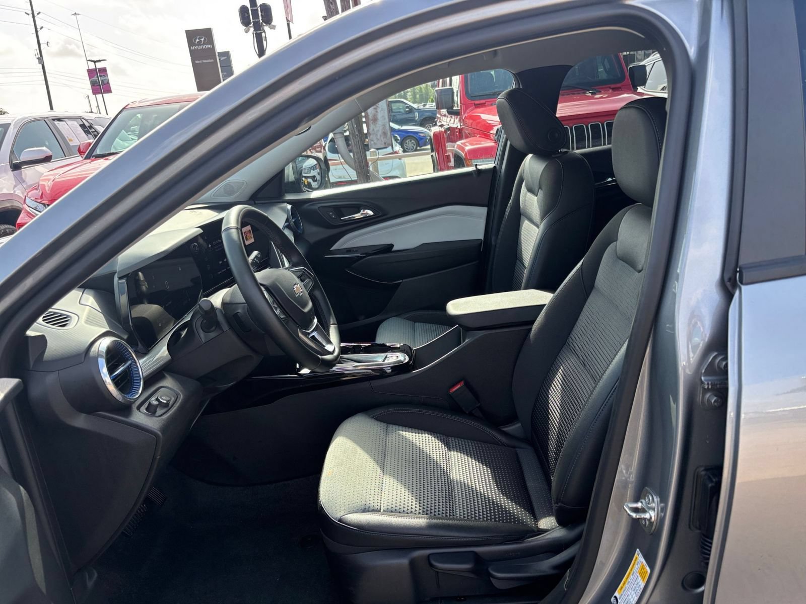 Used 2025 Chevrolet Trax LT w/ LT Convenience Package FWD image 25