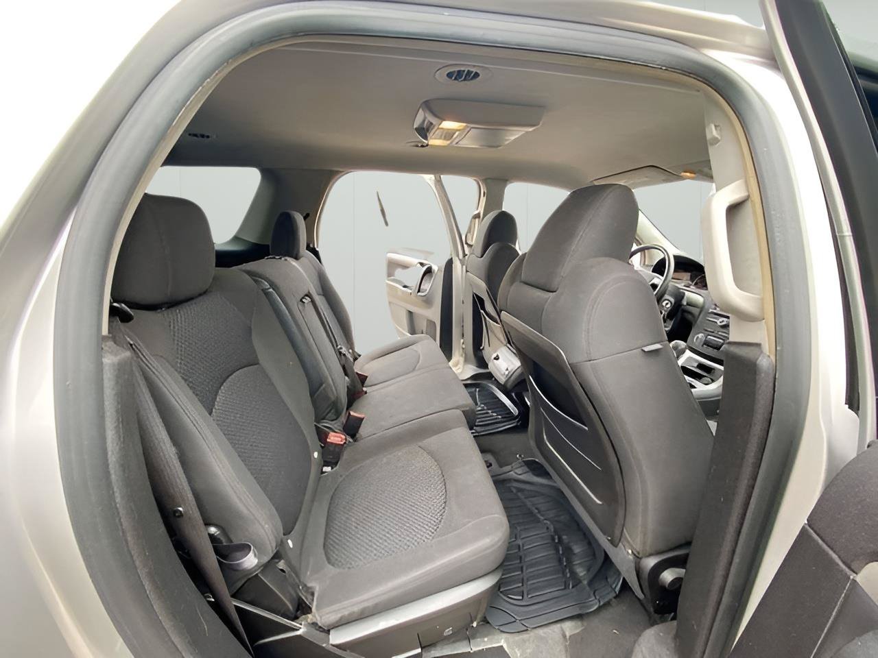 Used 2007 Saturn Outlook XE w/ Advanced Audio Pkg FWD image 32