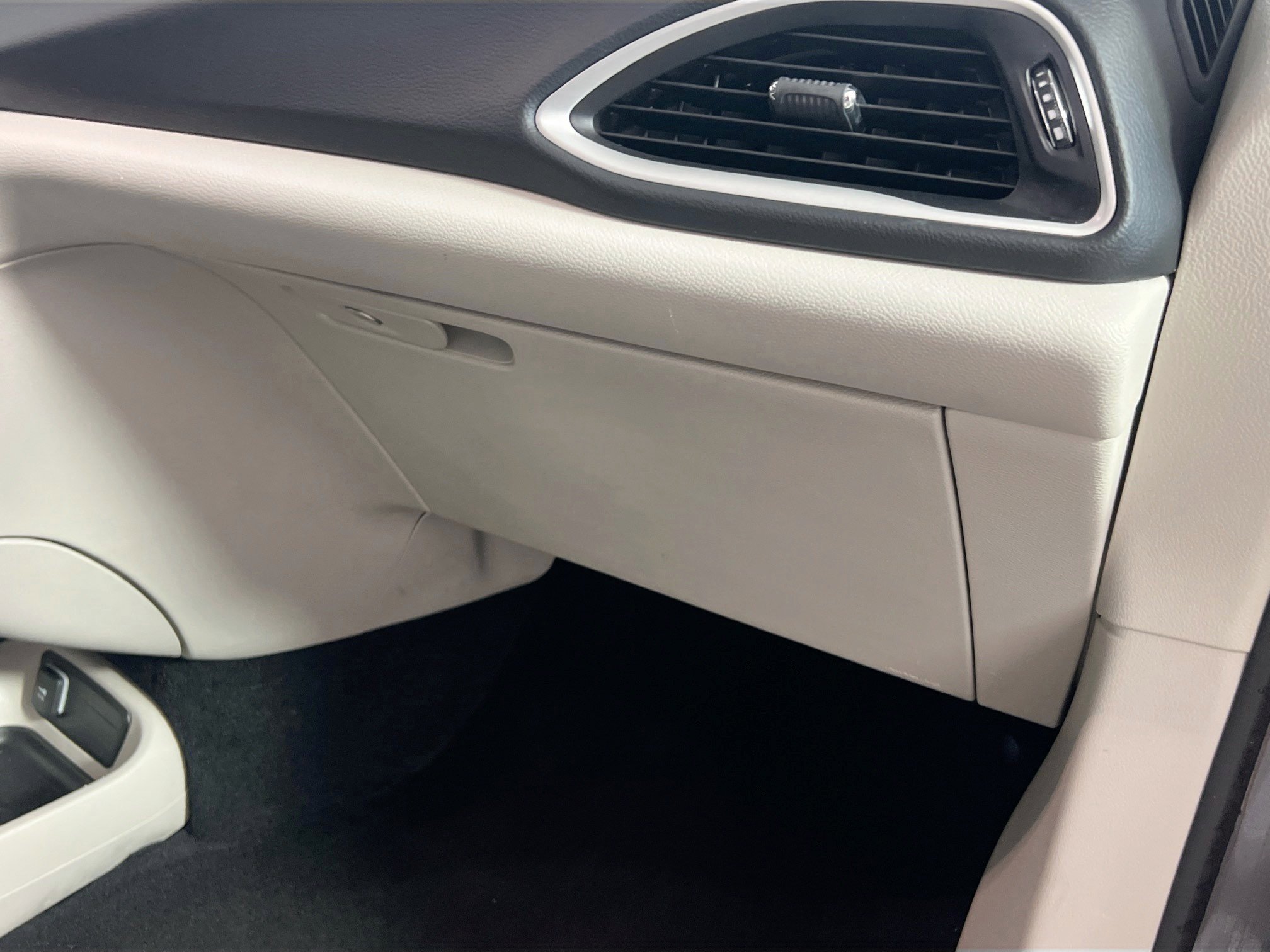 Used 2023 Chrysler Pacifica Touring-L image 35