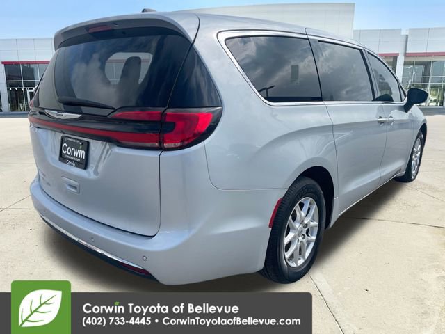 Used 2023 Chrysler Pacifica Touring-L image 5