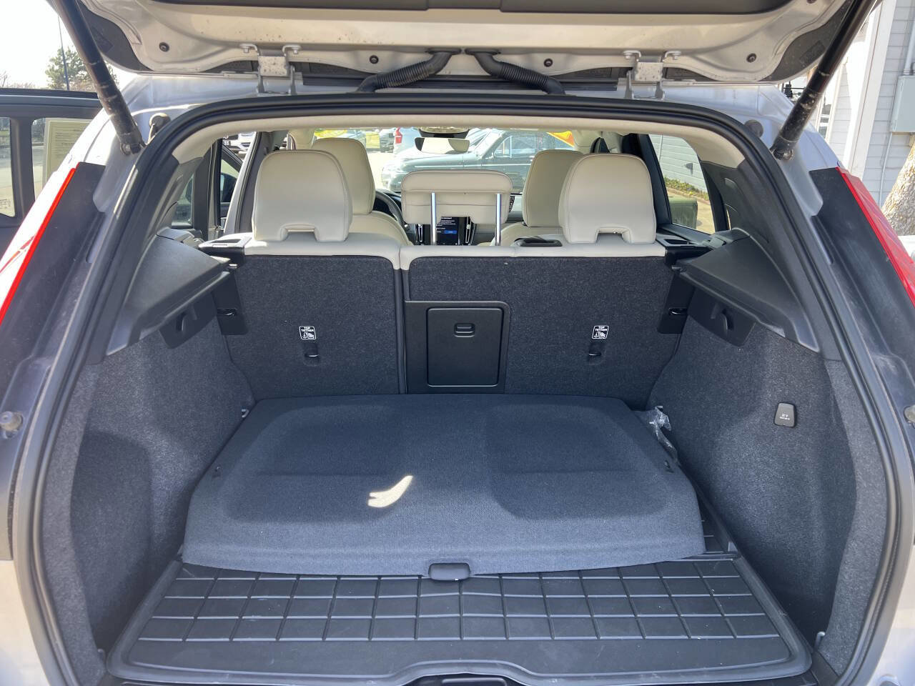 Used 2023 Volvo XC40 B5 Plus w/ Protection Package Premier image 8