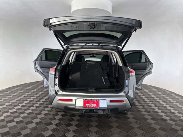 Certified 2025 Nissan Pathfinder Platinum AWD/4WD image 15