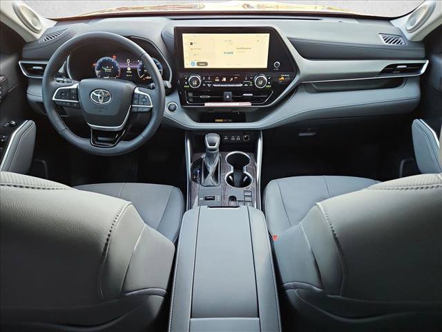 Used 2025 Toyota Highlander Limited FWD image 18