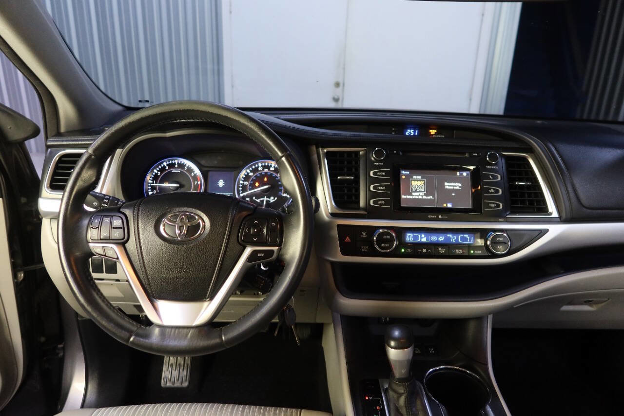 Used 2014 Toyota Highlander Plus AWD/4WD image 23