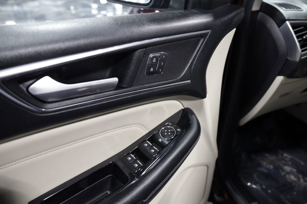 Used 2017 Ford Edge Titanium w/ Technology Package image 11