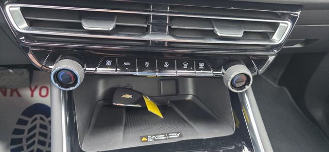 Used 2025 Chevrolet Traverse LT FWD image 24