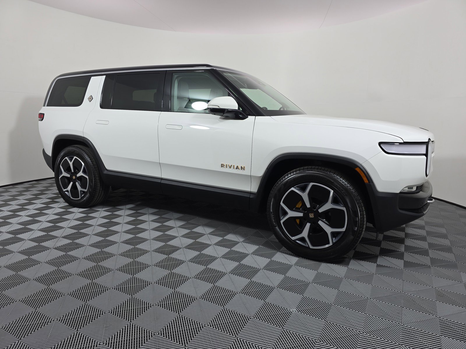 Used 2024 Rivian R1S Adventure AWD/4WD image 7