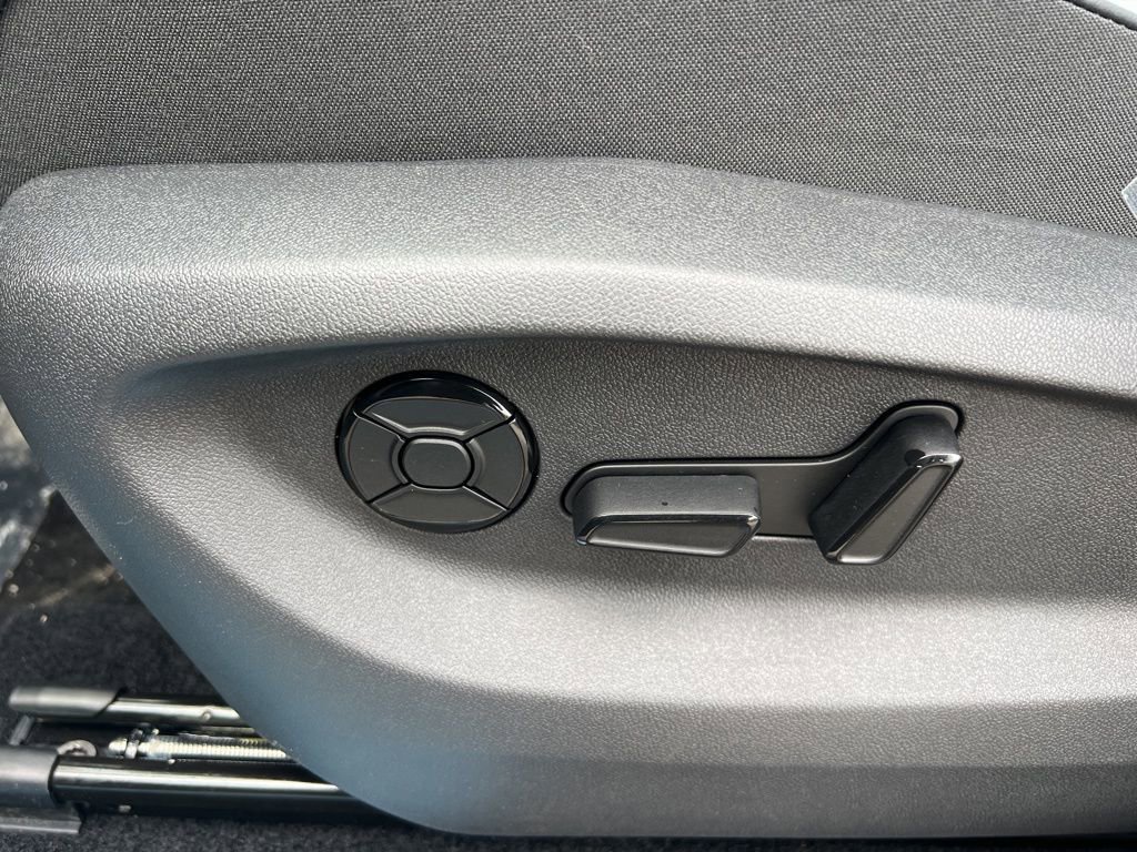 New 2026 Volkswagen Tiguan SE R-Line image 18