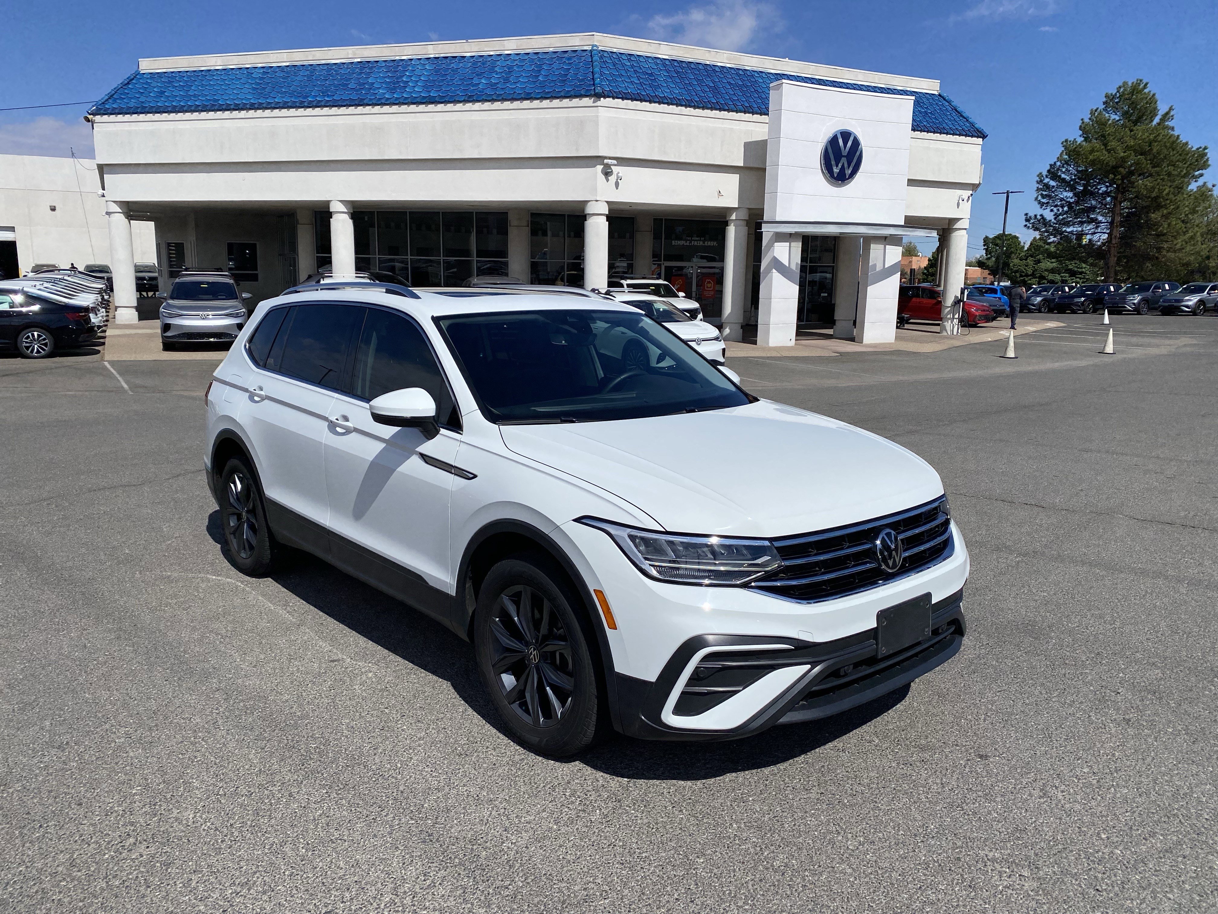 Used 2022 Volkswagen Tiguan SE w/ Panoramic Sunroof Package FWD image 3