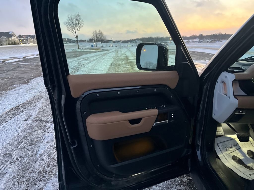 New 2026 Land Rover Defender 130 X-Dynamic SE image 10
