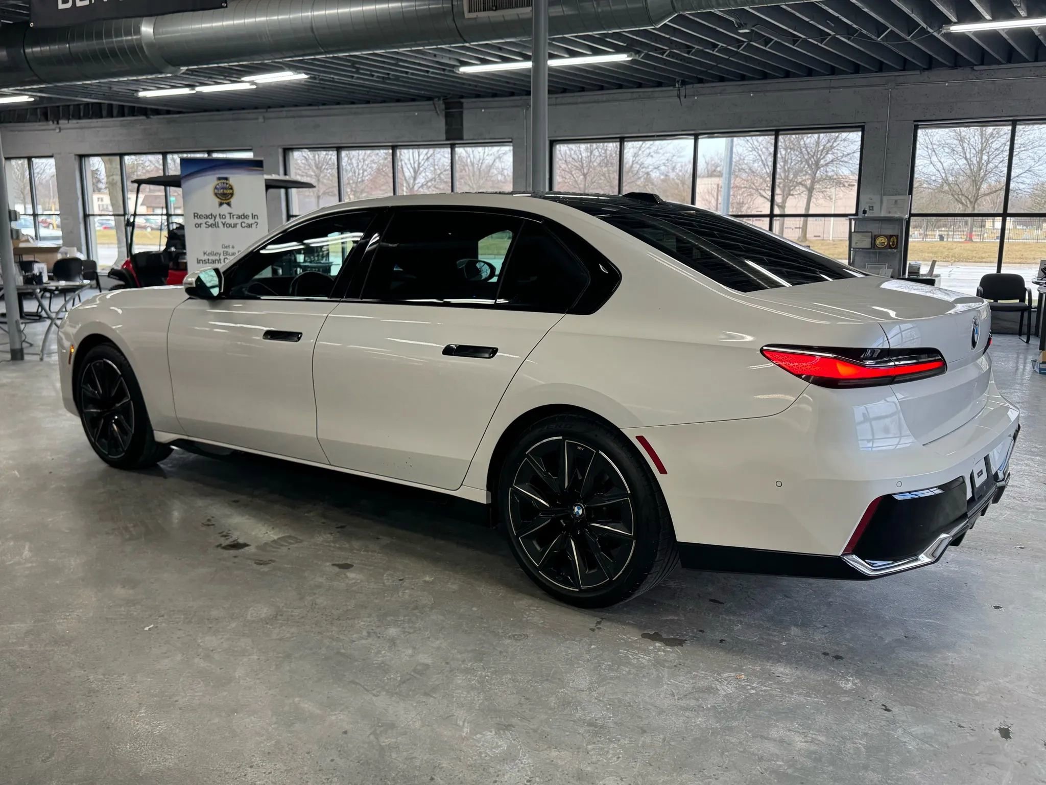Used 2024 BMW 740i image 12