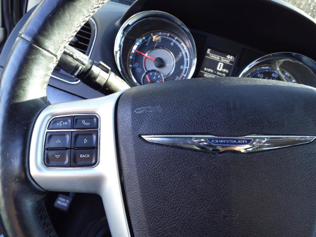 Used 2015 Chrysler Town & Country Touring w/ Driver Convenience Group FWD image 11