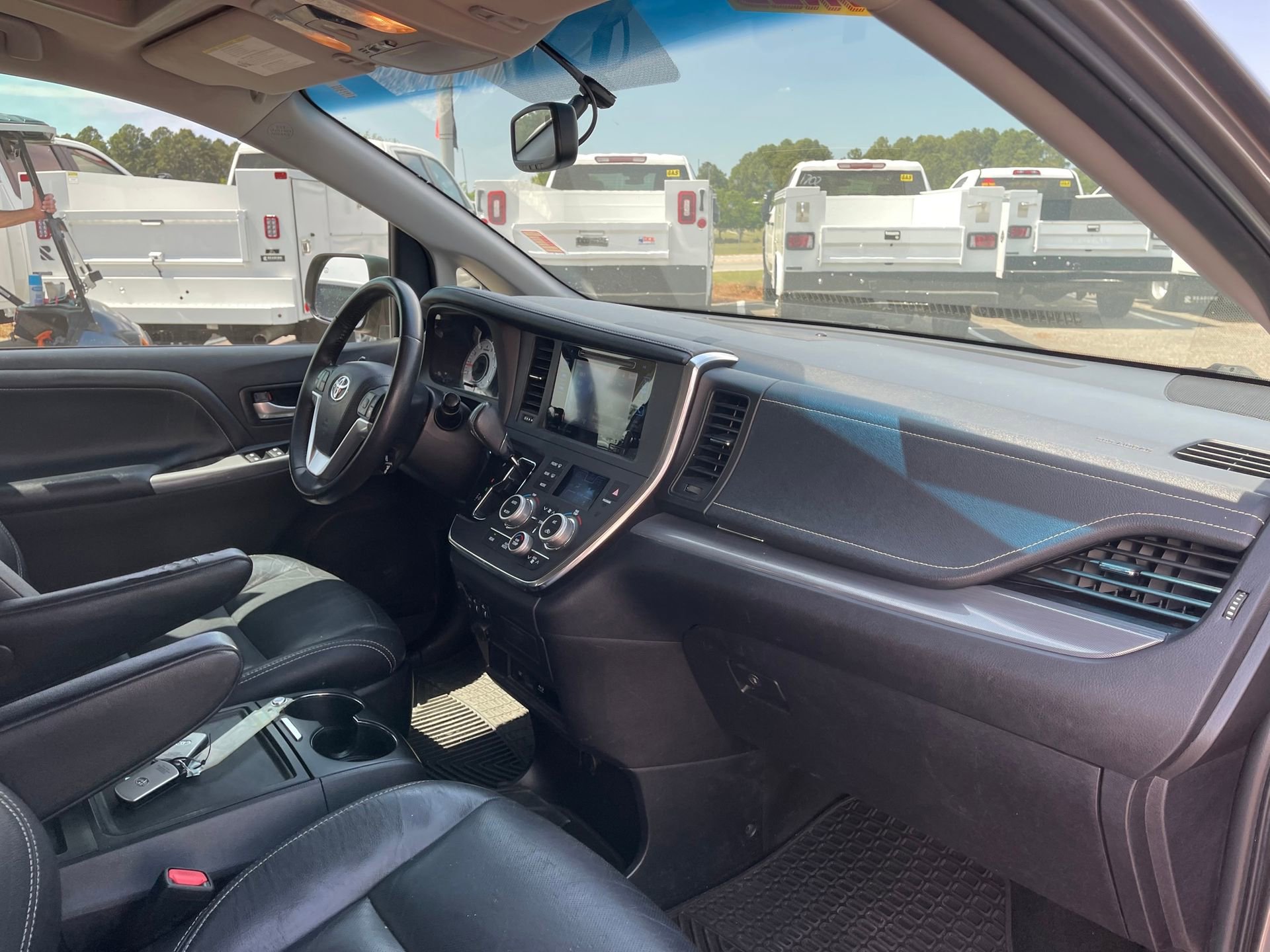 Used 2017 Toyota Sienna SE Premium FWD image 27