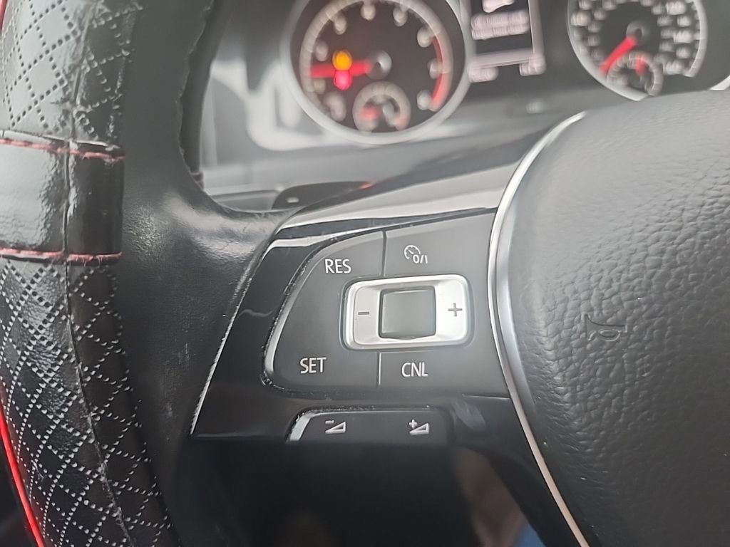 Used 2018 Volkswagen Golf SE image 19