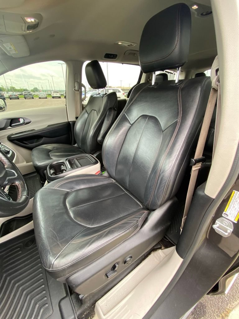 Used 2020 Chrysler Pacifica Touring-L FWD image 10