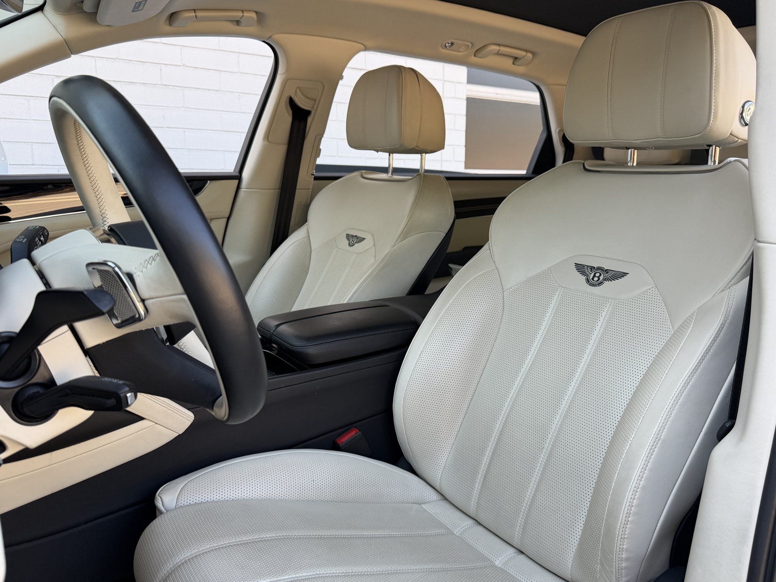 Certified 2023 Bentley Bentayga Extended Wheelbase AWD/4WD image 16