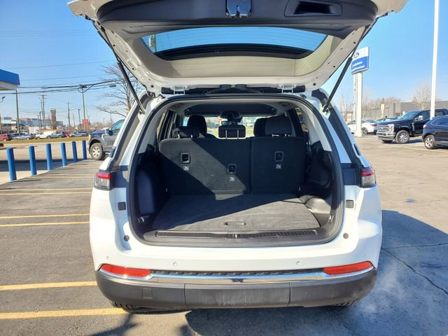 Used 2023 Jeep Grand Cherokee Laredo image 27