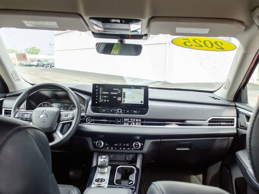 Used 2025 Mitsubishi Outlander AWD image 28